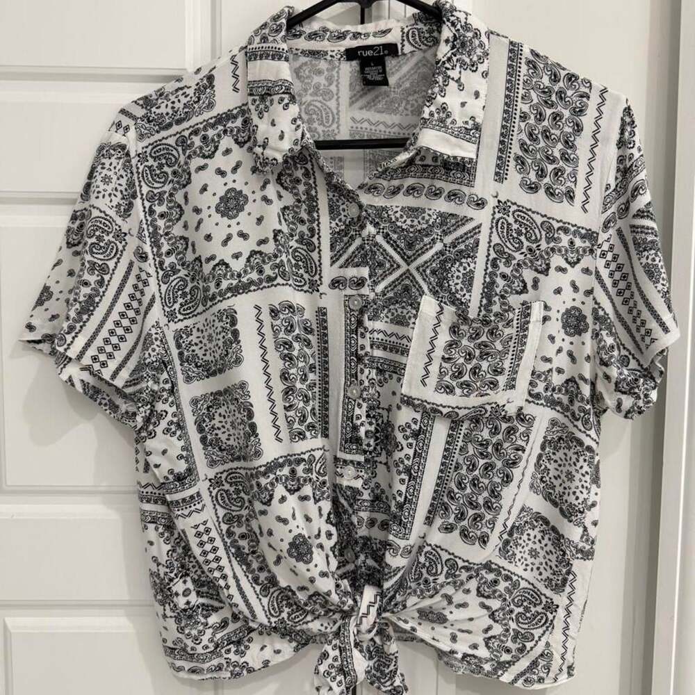 Rue21 Black and White Bandana Print Tie-Front Short Sleeve Shirt